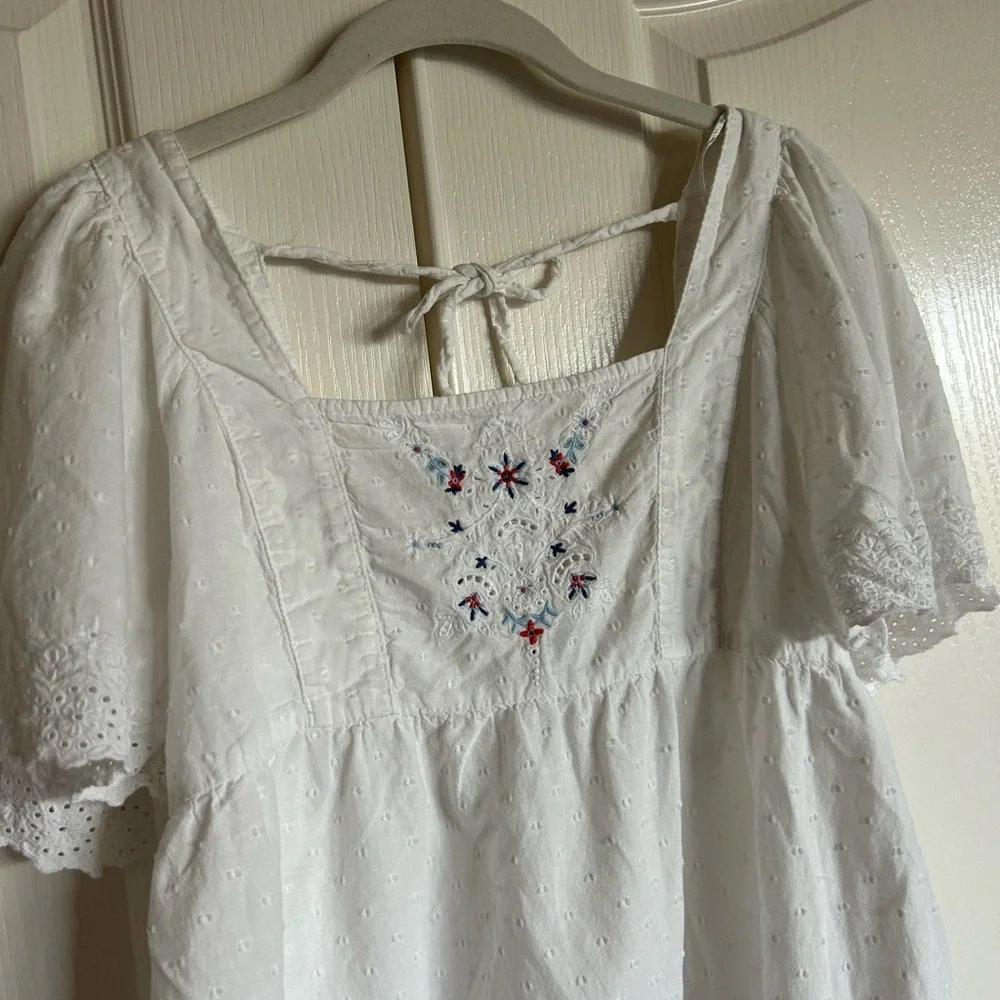 Old Navy textured Swiss Dot flutter sleeve tie back embroidered blouse small - Picture 10 of 11